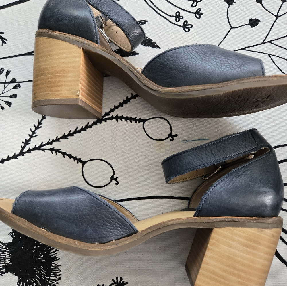 Latigo Black and Brown Heels with Side Cut-Out and Textured Finish